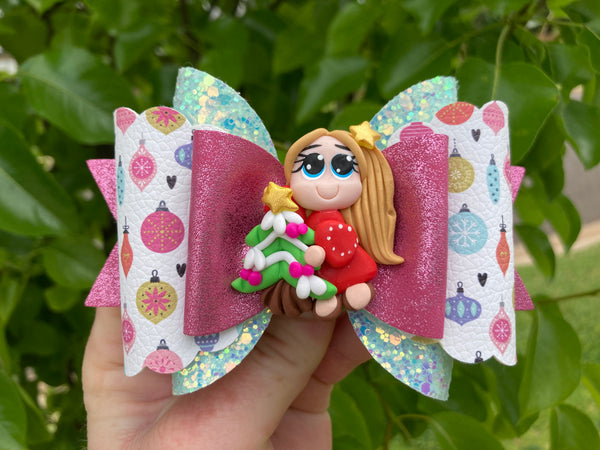 Pretty girl & Christmas tree hair bow
