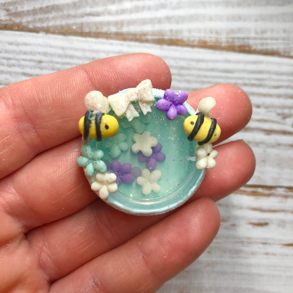 Blue bee shaker clay