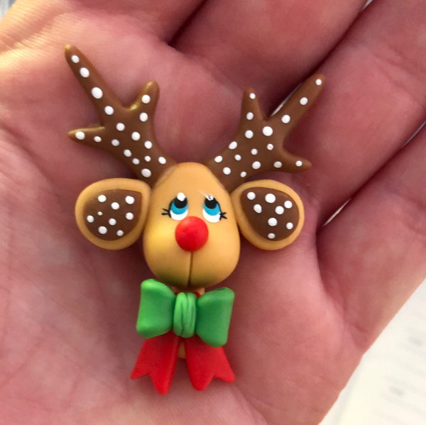 Reindeer head with bow